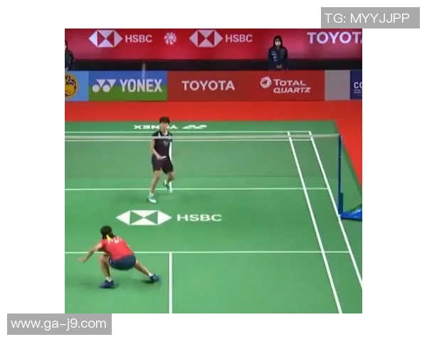 白叟篮球场打羽毛球!小伙劝止却遭打骂,网友:不敢还手,直接躺地上 白叟篮球场打羽毛球!小伙劝止却遭打骂,网友:不敢还手,直接躺地上